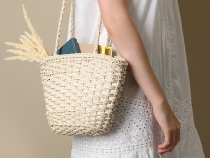 Bolsos de rafia para verano diseñados con correas ergonómicas y perfectos para un look a la moda y chic