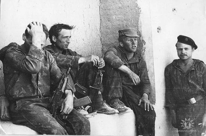 Nikolai Molokov (en el centro, con gorra), con compañeros en Herat, Afganistán, 1983.