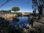 Esta balsa ilegal lleva una década ilustrando reportajes sobre el robo de agua en Doñana. Y sigue sin eliminarse.