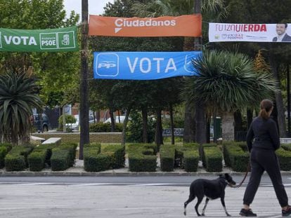 Pancartas electorales de PSOE, PP, Ciudadanos y Unidas Podemos en un parque de la localidad sevillana de Bollullos de la Mitación.