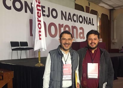 Martí Batres y Sebastián Ramírez en el Consejo Nacional de Morena, el 19 de noviembre de 2017.