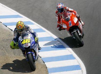 Rossi adelanta a Stoner en <i>el sacacorchos</i> la pasada temporada.