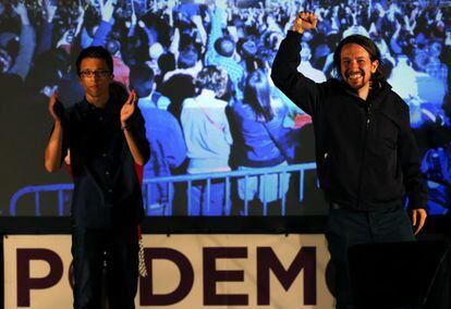 Iñigo Errejon y Pablo Iglesias lideres de Podemos celebran los resultados de las elecciones.