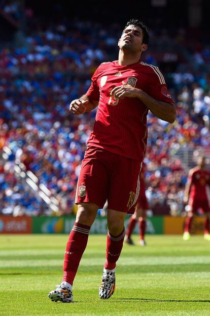 Diego Costa se lamenta tras no poder aprovechar una ocasión en el amistoso que España y El Salvador disputaron en Washington.
