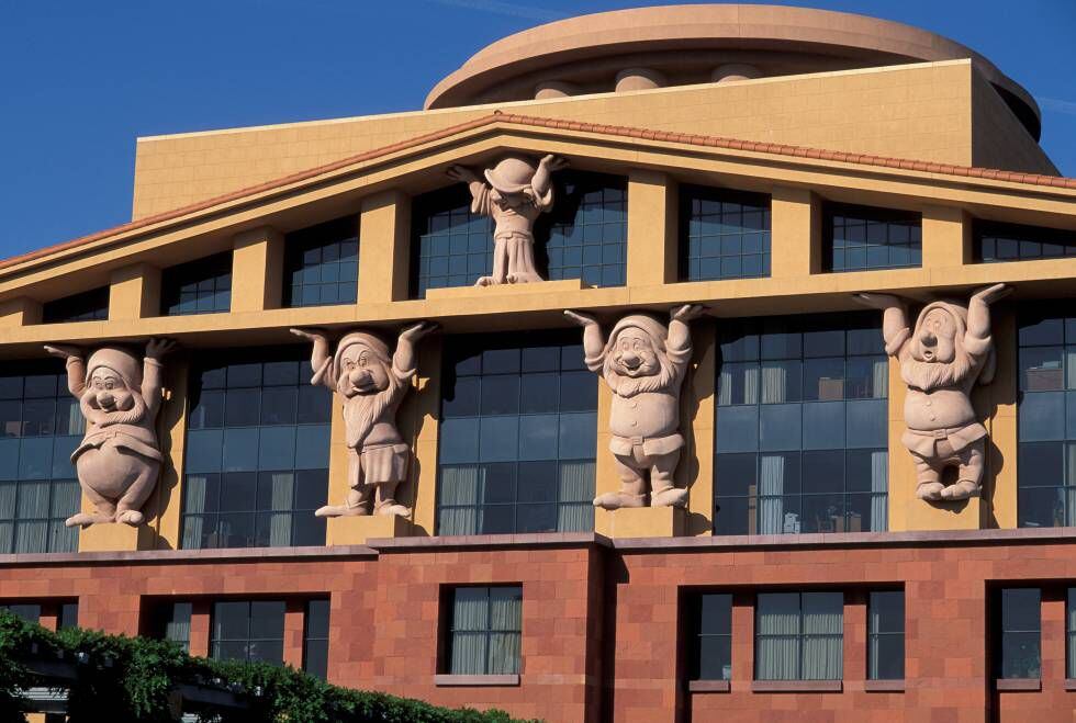 Los enanitos de Blancanieves sostienen el frontispicio del edificio Michael Eisner, parte de la sede californiana de Disney, de Michael Graves. |