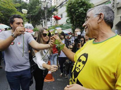 Un seguidor de PT ofrece una rosa a un bolsonarista en São Paulo, este domingo. En vídeo, los momentos clave que nos dejan las elecciones en Brasil.
