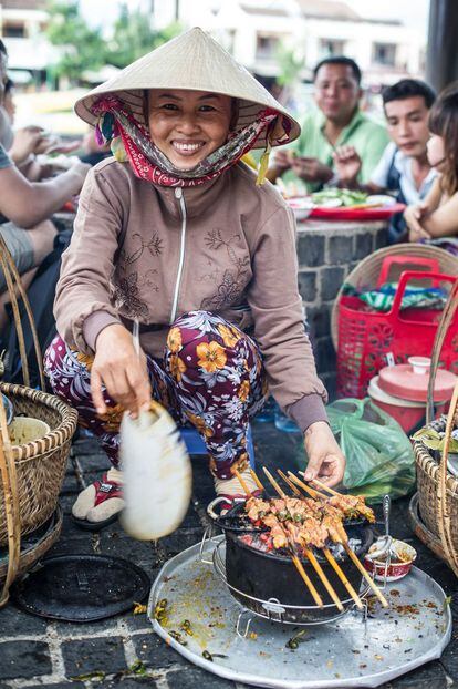 Al atardecer múltiples puestos ambulantes se agolpan con platos típicos a la orilla del río Thu Bon.