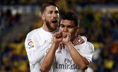 Casemiro (d) celebra el gol de la victoria del Real Madrid.