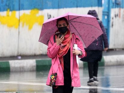 Una mujer camina sin velo por el centro de Teherán, este domingo.
