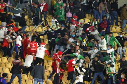 Los seguidores de Nacional obligan a los de Santa Fe a salir de la tribuna.