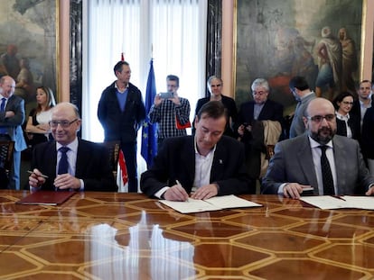 El ministro de Hacienda del anterior Gobierno del PP, Cristóbal Montoro (segundo por la izquierda), firmando con los representantes sindicales el 'II Acuerdo para la mejora del empleo público y las condiciones de trabajo en la Función Pública'.