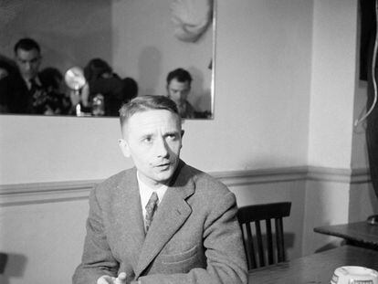 El escritor Julien Gracq, retratado en París 1951.