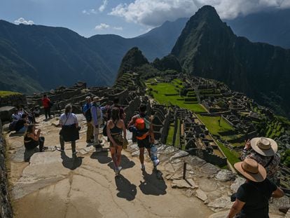 Turistas en en la antigua ciudad inca de Machu Picchu, en los Andes, a 2,430 metros, en Perú.