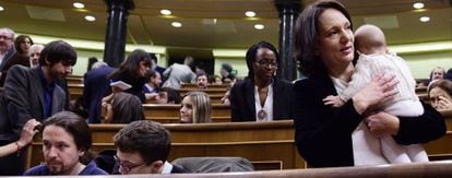 Carolina Bescansa en el Congreso de los Diputados con su bebé en brazos.