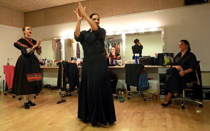 Flamenco y muchas dosis de alegría, muestran las bailarinas del Ballet Nacional, en los camerinos del teatro.