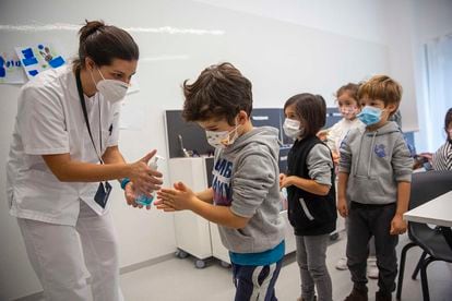 Alumnos del colegio Aldapeta María, en San Sebastián, se echan gel hidroalcohólico antes de comenzar la clase este miércoles.
