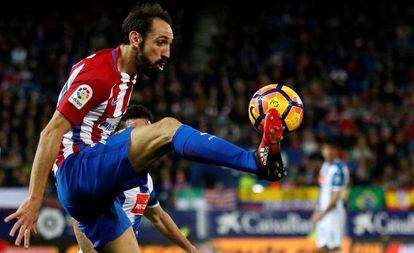 Juanfran trata de controlar el balón en un partido de Liga ante el Espanyol.