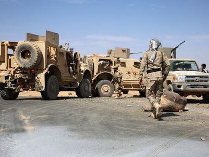 Soldados leales al Gobierno de Hadi toman posicoines en Sirwah, el 18 de diciembre. 