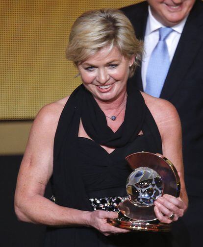 La seleccionadora alemana Silvia Neid con el trofeo a la mejor entrenadora femenina de 2013.