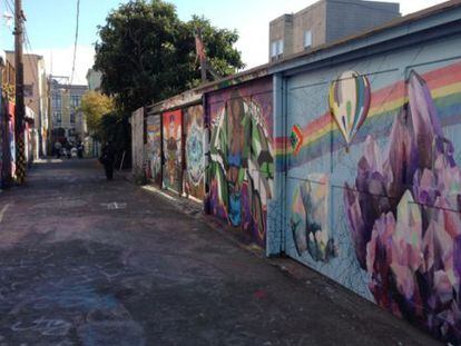 Paredes de un callej&oacute;n de Mission pintadas con famosos murales 