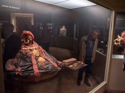 Fardo funerario con restos humanos en el Museo de América de Madrid, en una imagen tomada en mayo de 2023.