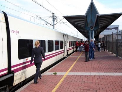Tren Euromed de la l&iacute;nea Barcelona-Valencia, en L&#039;Aldea (Tarragona).