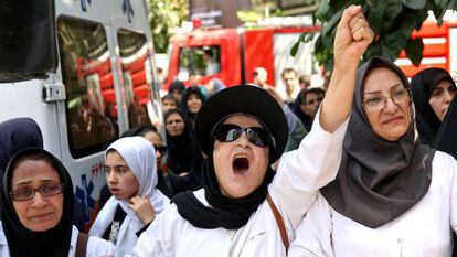 Enfermeras y médicos iraníes se manifiestan en Teherán para pedir que se les envíe a Gaza para ayudar a los palestinos heridos.