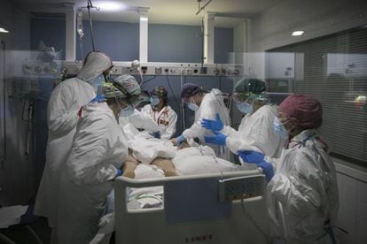 Varios sanitarios atienden a un paciente con covid en la UCI del Hospital del Mar de Barcelona el pasado 30 de enero.