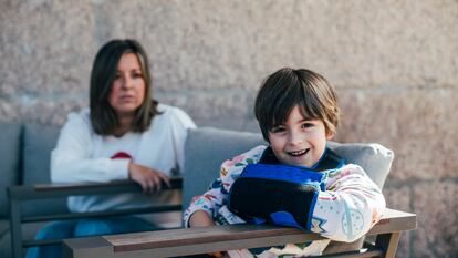 El pequeño Lucas, este martes en su casa de Vilaboa (Pontevedra), con su madre, Sara Castro, al fondo.
