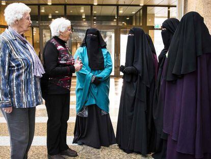 Mujeres con niqab de visita en el Senado holandés, la semana pasada. En vídeo, el líder ultraderechista Geert Wilders defiende la prohibición total del burka.