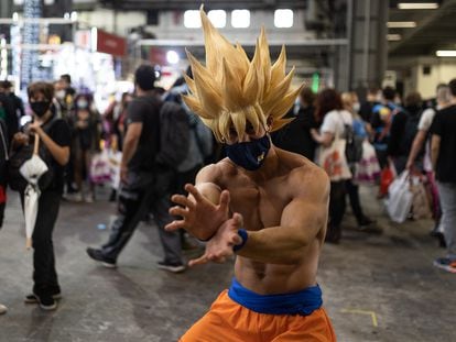 Un joven asistente al Salón del Manga de Barcelona con el 'cosplay' de Son Goku.