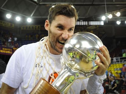 Rudy Fern&aacute;ndez, con el trofeo de campe&oacute;n de Liga.