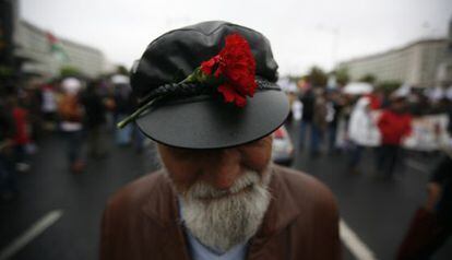 Un hombre con un clavel durante una marcha conmemorando la revolución de los claveles en Lisboa, el 25 de abril de 2012.