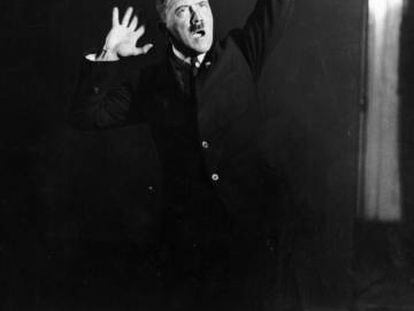 Adolf Hitler, en 1925, simulando un discurso.