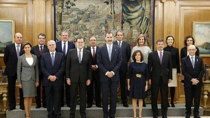 El rey Felipe VI posa con el jefe del Ejecutivo, Mariano Rajoy, y los 13 ministros de su nuevo Gobierno.