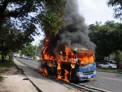 Bus quemado en Honduras.