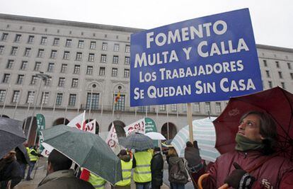 Un centenar de trabajadores de Air Comet se manifiestan ante el Ministerio de Fomento para exigir su recolocación en otras aerolíneas.