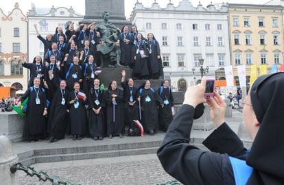 Un grupo de monjas polacas posan para una foto en la Market Square de Cracovia, Polonia, el 28 de julio. 