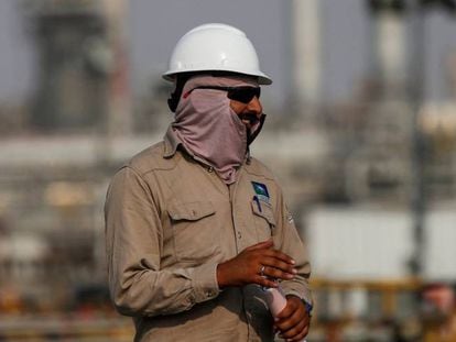 Un trabajador de la compañía Saudi Aramco.
