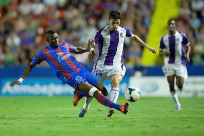 Omar lucha por el balón con Diop