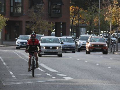 Un pedaleante por el carril bici de la calle de Arequipa, la continuación de Gran Vía de Hortaleza.