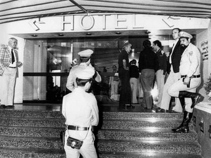 La policía entra en 1978 en el hotel de Milán donde se centralizaba la compraventa de jugadores en Italia.
