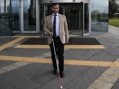 Un discapacitado visual pasea por la superficie pododáctil ideada por Seiichi Miyake