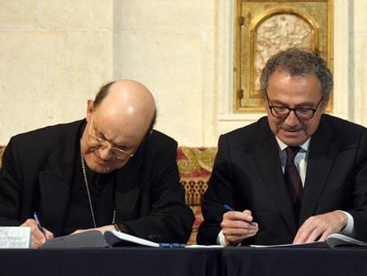 Fidel Herráez, obispo de Burgos y presidente de la fundación que celebra el octavo centenario de la catedral (a la izquierda), y Manuel Polanco, presidente del grupo PRISA, en la firma del convenio.