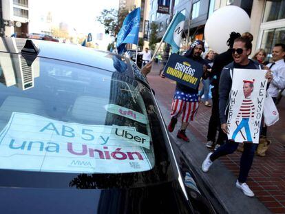 Protesta enfrente de la sede de Uber en San Francisco a favor de la ley AB5. 