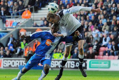 El delantero del Tottenham Crouch se disputa la pelota con el defensa del Wigan Boyce.