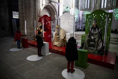 Los Reyes Magos de Oriente reciben a los niños de Santiago de Compostela, detrás de las mamparas de seguridad en Santo Domingo de Bonaval, para evitar la propagación de la covid-19, tras quedar suspendida la tradicional cabalgata de Reyes.