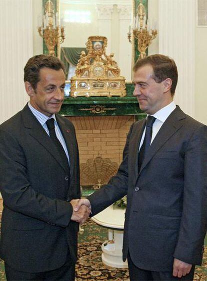 Nicolas Sarkozy saluda a Medvédev al comienzo de su encuentro en Moscú.