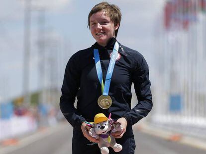 Kelly Catlin, en julio de 2015 tras ganar la prueba individual de ciclismo para mujeres en los Juegos Panamericanos de Milton (Ontario, Canadá). 