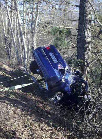 Los restos del vehículo accidentado en Toques (A Coruña) que causó la muerte a cuatro hombres.